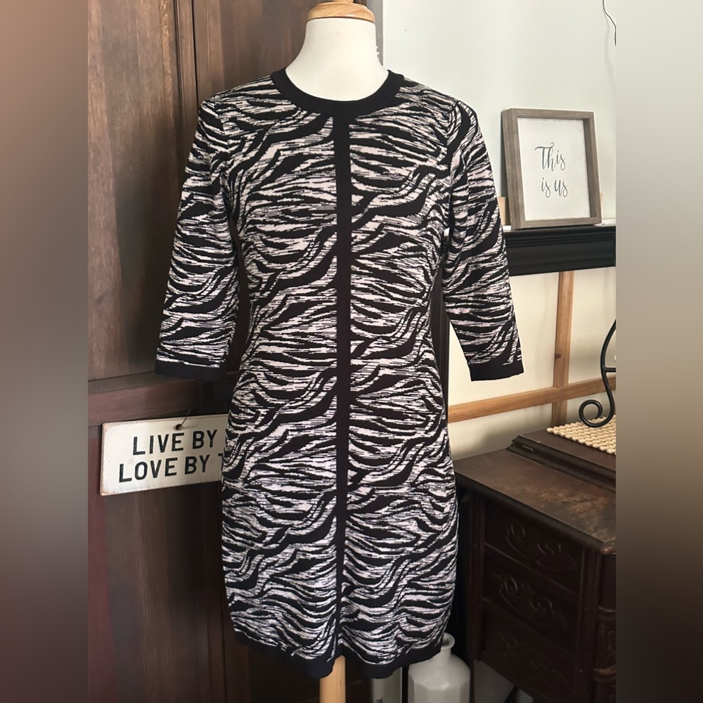 Animal print, sweater knit dress is sassy & hugs your curves beautifully! Sz L